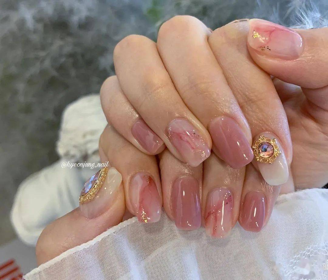 款式|每刻美丨两大流行款式的秋季美甲新鲜直达