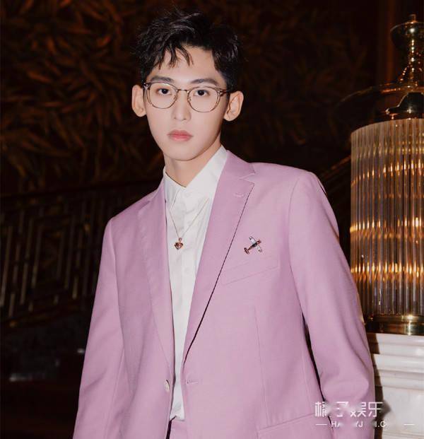 八卦爆料|原创纸片人选秀也玩照骗？唱歌仿佛烧水壶，确定不是考验虞书欣演技？