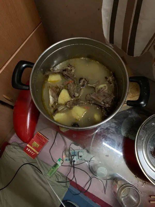 男子炖了一锅汤,结果被拘留