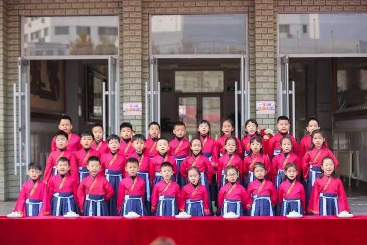 传统文化进校园 胜利小学为新生举行"开笔礼"
