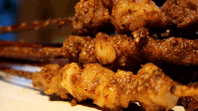 新疆|一口跨越3600公里！新疆正宗羊肉串新店开业买1送1！啤酒畅饮...