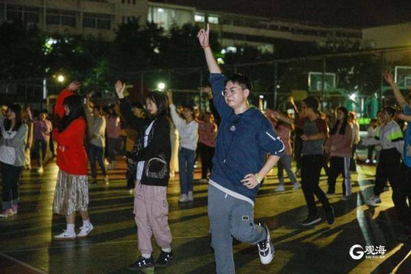校园|青岛这所大学火了！这项大爷大妈的“专利”进了校园！