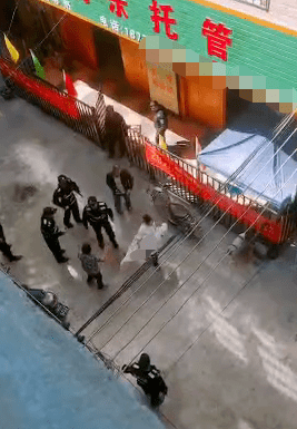 恒达首页广西来宾一男子潜入托管所伤及儿童?知情人:没有生命危险,行凶者已被控制 (图1) 恒达首页广西来宾一男子潜入托管所伤及儿童?知情人:没有生命危险,行凶者已被控制 (图1)