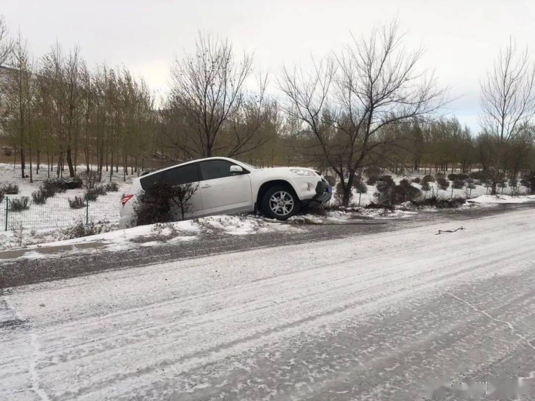 雪天里多车发生倾覆事故!