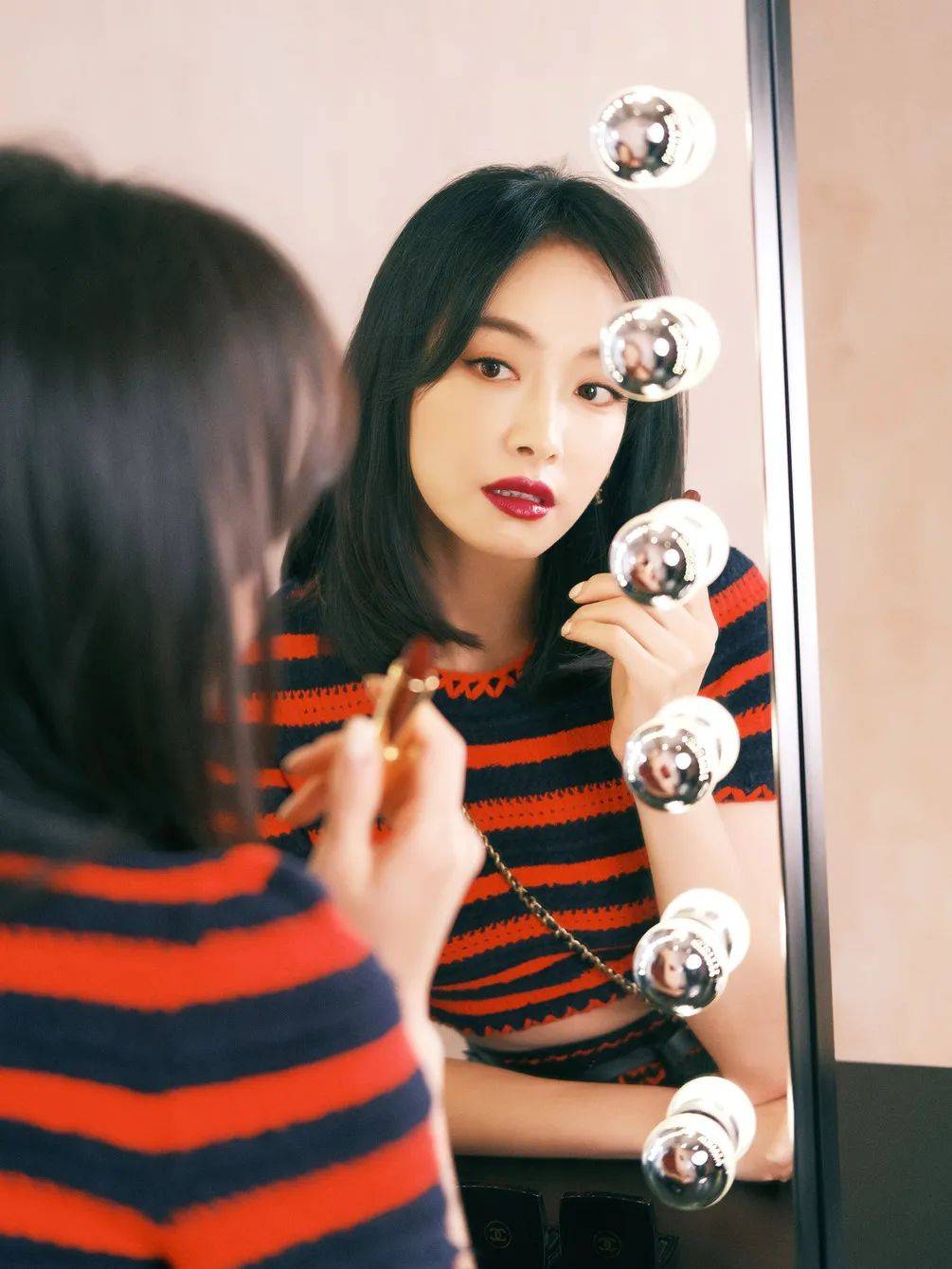 香奈儿|宋茜刘诗诗罕见同框 却不经意被TA给抢了风头！