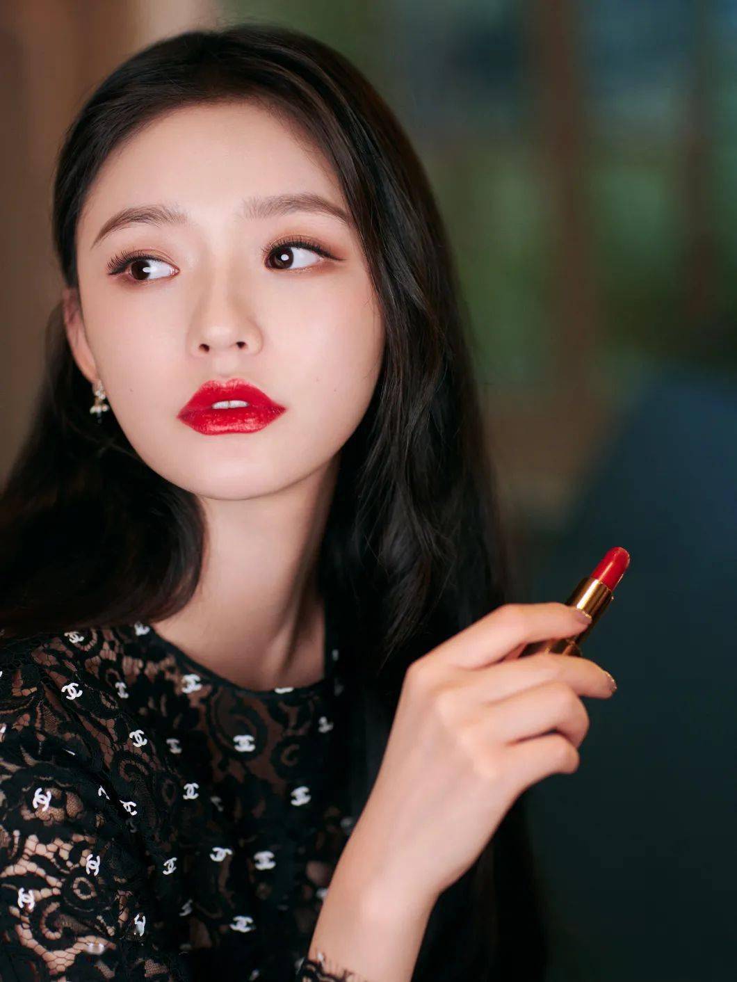 香奈儿|宋茜刘诗诗罕见同框 却不经意被TA给抢了风头！