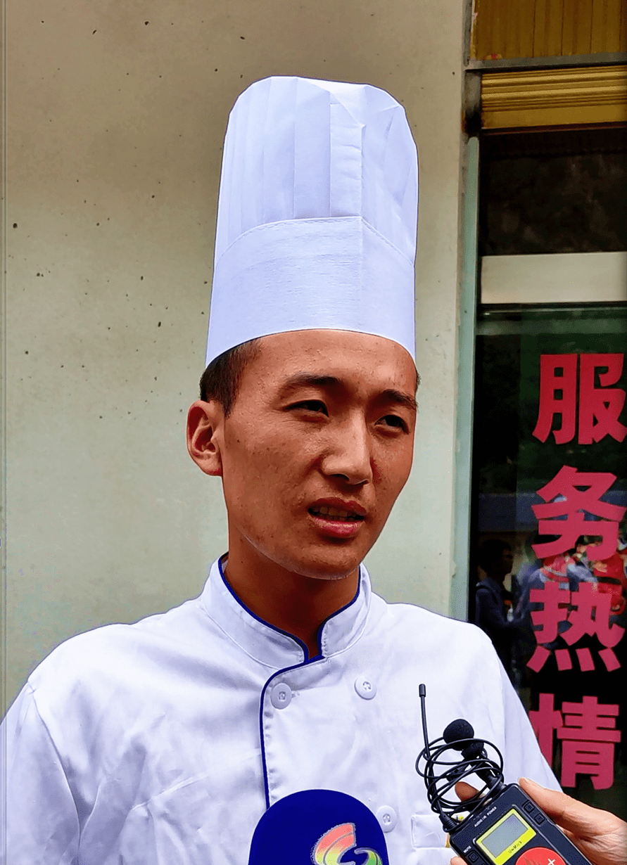 穿上厨师服,戴上厨师帽,海来普铁 跟着顺德大厨从刀工,颠锅等基本功