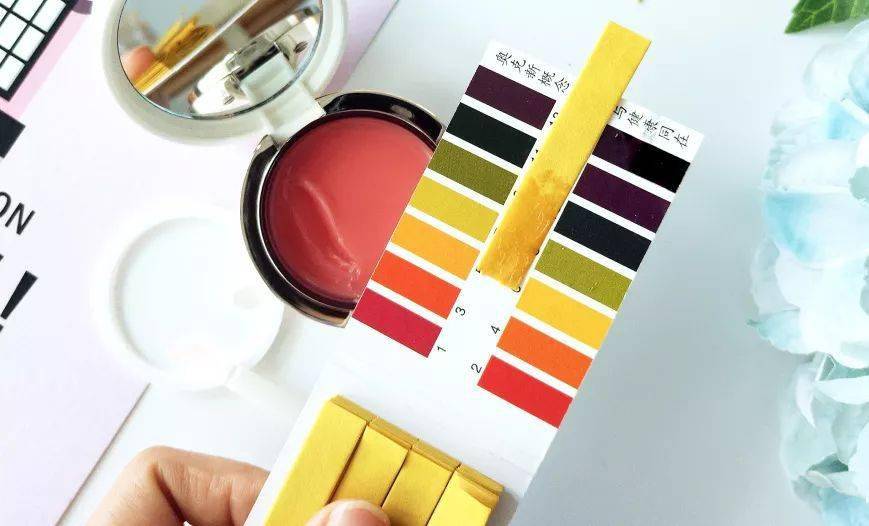 是一种|唇膜界的“唇纹小熨斗”！抹1次=10次润唇膏，抹出Q弹水嫩少女唇，是一种让男神心动的高级撩！