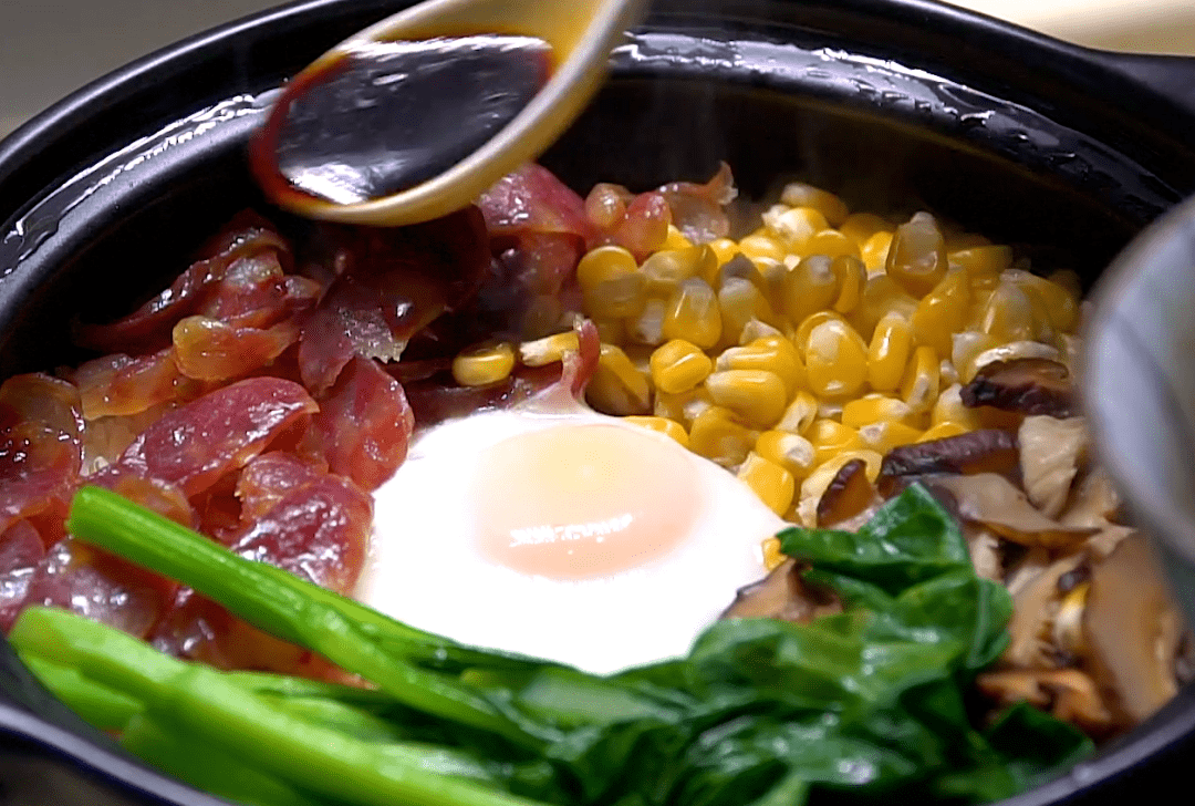 香菇|热呼呼的煲仔饭来啦，做法简单又温暖，快点给家人安排吧天凉了