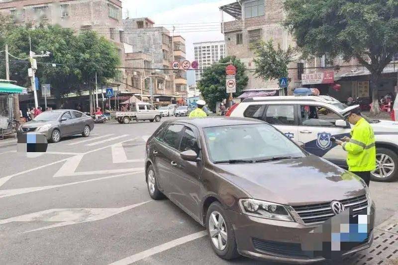 违规停车,严查!云浮交警开展规范停车专项整治行动