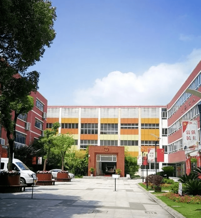 莘松中学创建于1990年,现有莘松,春申两个校区,是闵行区唯一一所"一校