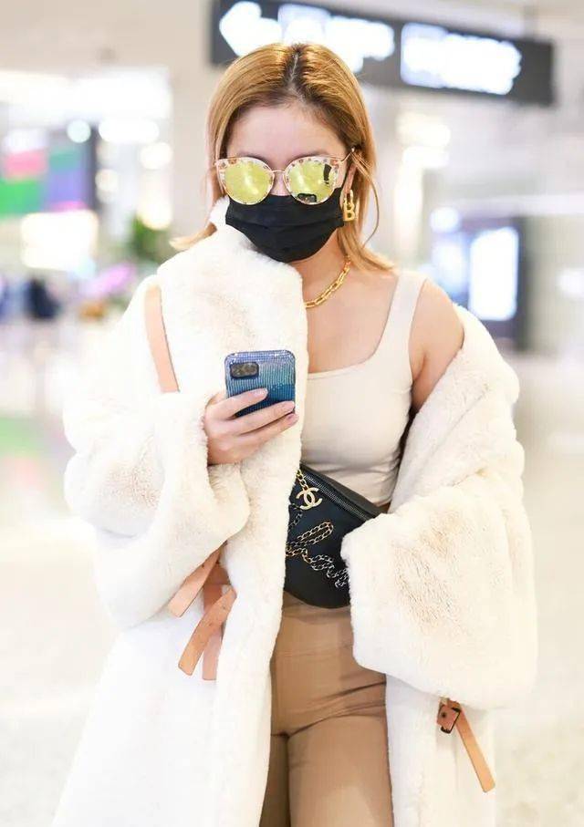 王菊把"死库水"直接穿外面,露出胯骨轴的样子,意外的抢镜