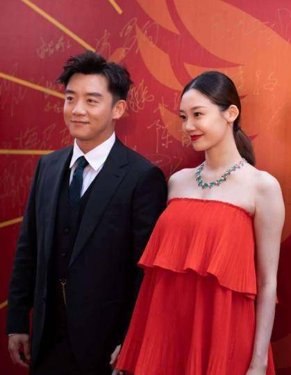 郑恺官宣苗苗产女,苗苗挺大肚多次被拍均未承认,被疑未婚先孕