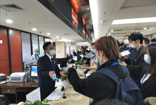 证照|【落实“六稳六保”·优化营商环境】全面落实企业开办“210”标准 湖北省证照办理再提速！