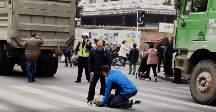 视频上午江油建设路发生车祸一大货车将老太双腿压断