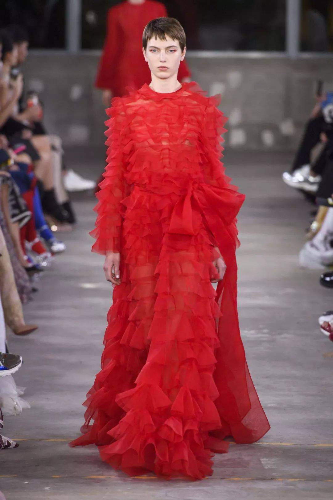 冒险|Pantone发布“月经红”色号,充满活力和冒险精神的红色是如何“驰骋”整个时尚界的？