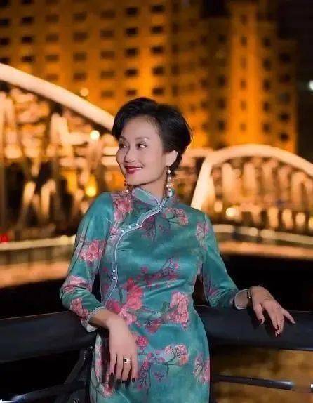 著名演员李颖54岁穿旗袍风韵十足,大秀身材面容姣好似