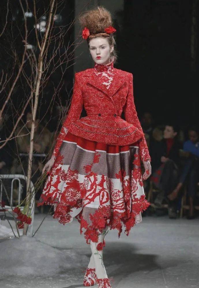 冒险|Pantone发布“月经红”色号,充满活力和冒险精神的红色是如何“驰骋”整个时尚界的？