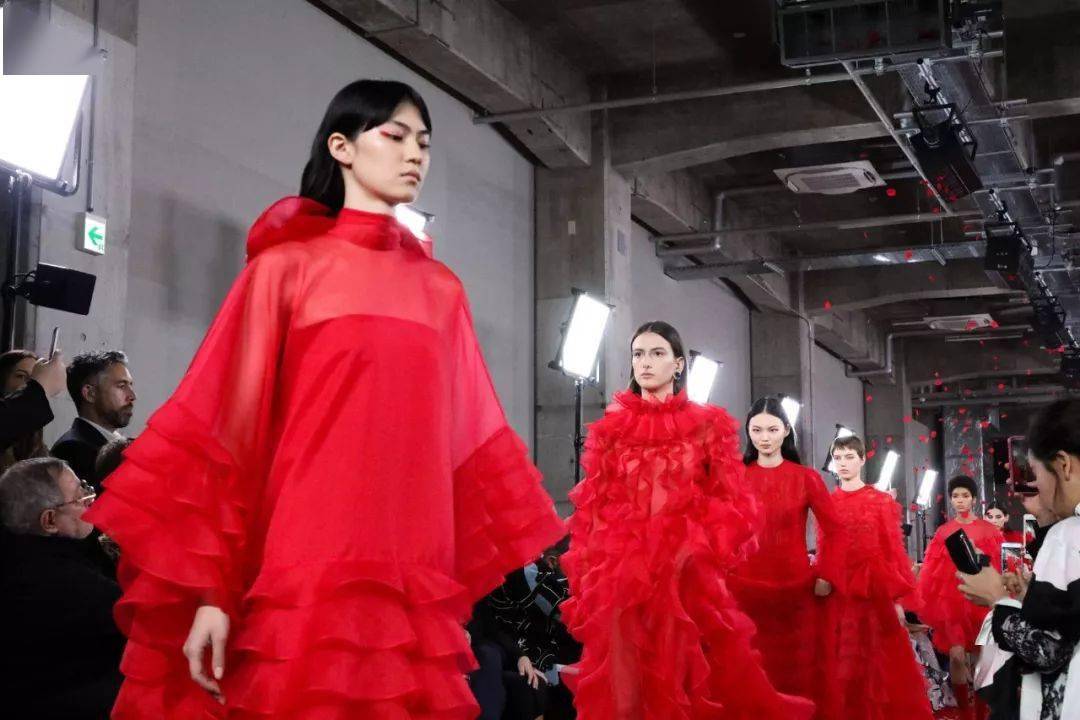 冒险|Pantone发布“月经红”色号,充满活力和冒险精神的红色是如何“驰骋”整个时尚界的？