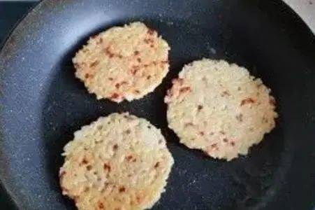 剩米饭1碗 鸡蛋1个 油,盐适量 火腿,海苔碎 步骤 1,剩米饭一碗,加入