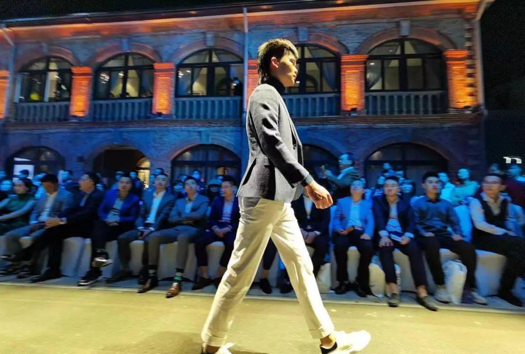 外滩|三江前浪推后浪！时尚浪潮在1844年开埠的老外滩，蜿蜒流转…