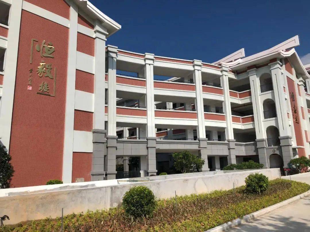 今年新迁建的汀溪中心小学,位于汀溪镇洋麻山脚下.