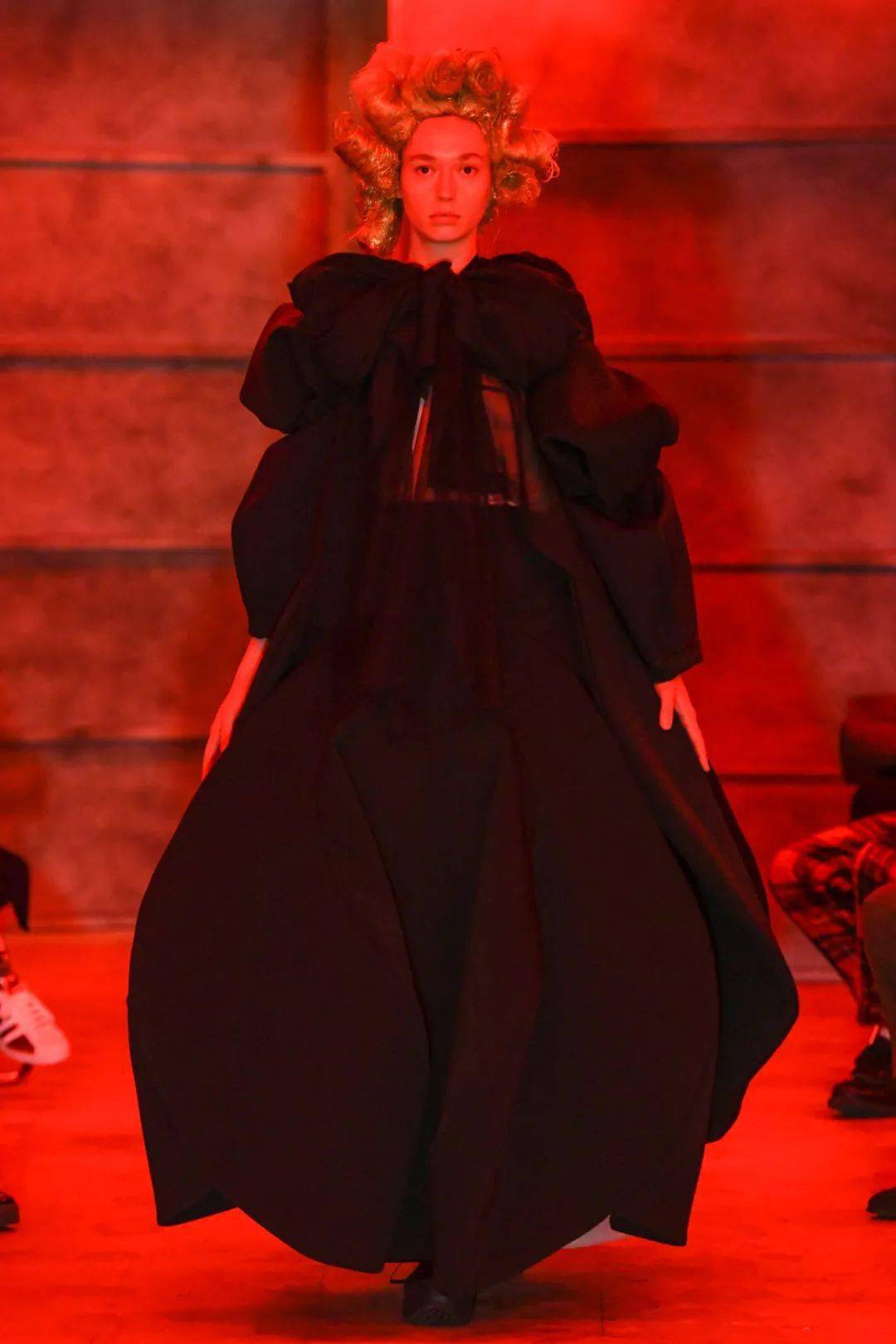 冒险|Pantone发布“月经红”色号,充满活力和冒险精神的红色是如何“驰骋”整个时尚界的？