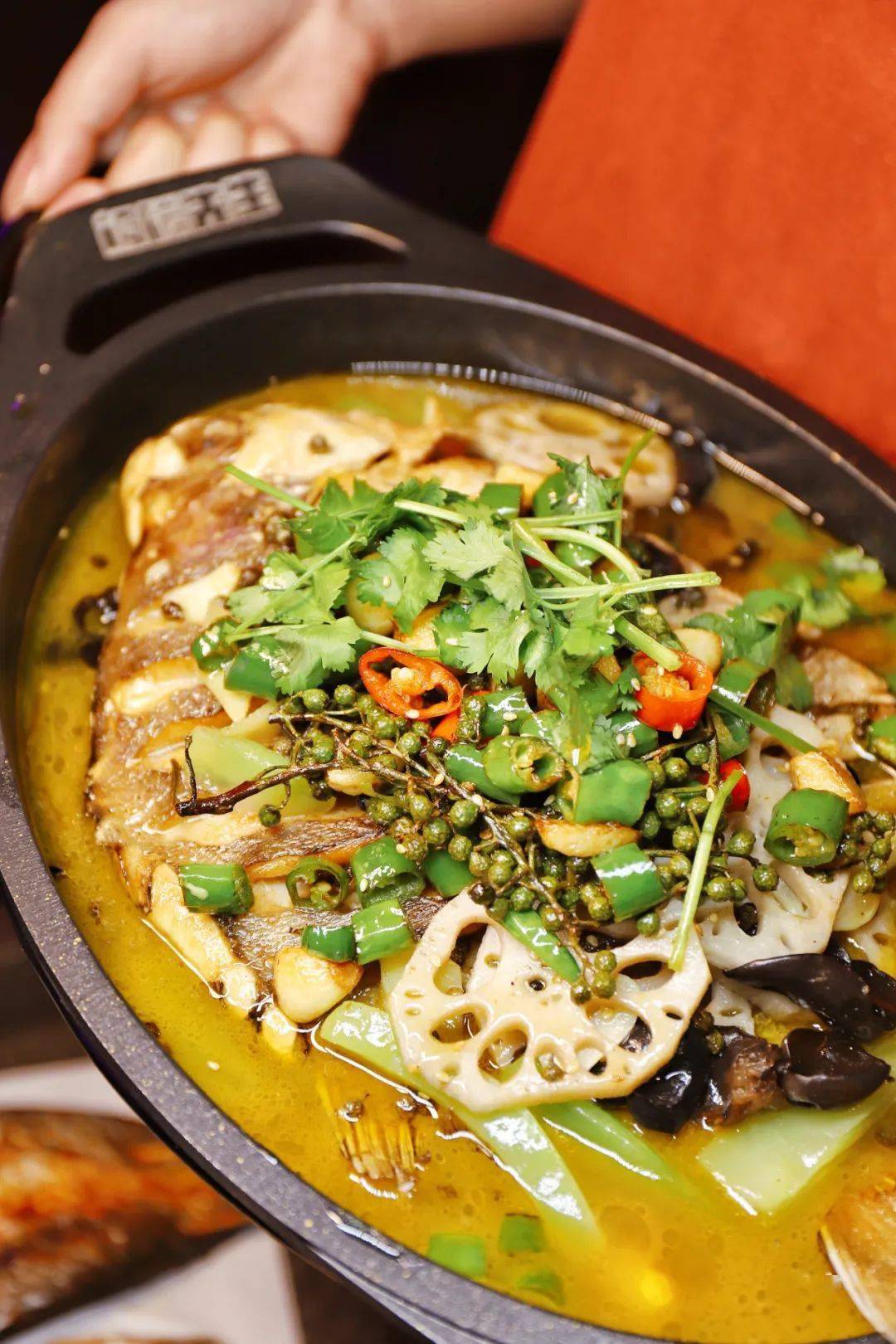 鲳鱼|还一堆人叫好！福州这个老板“逼良为鲳”