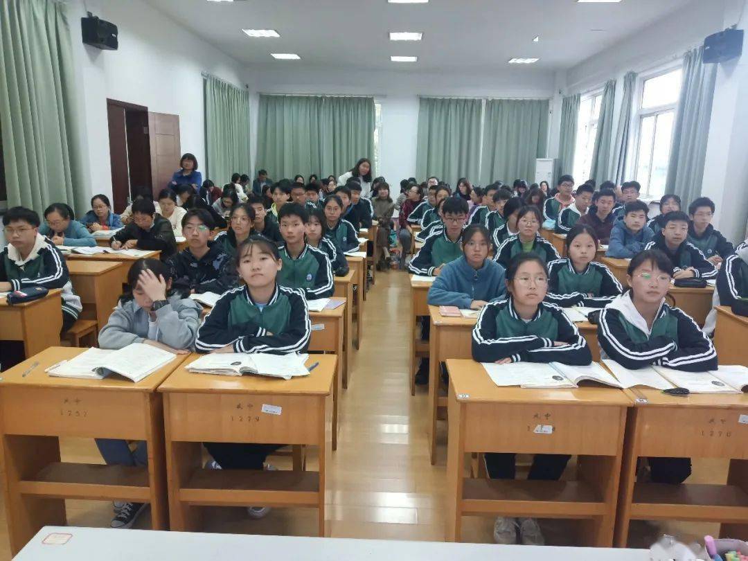 戚实中潘璠老师和戚墅堰高级中学姜达娣老师分别在高一2班与高一1班