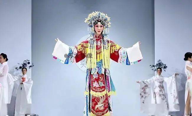 世界上一共有几种传统服饰 f37d3a0078414eee87501020a267db0b.jpeg