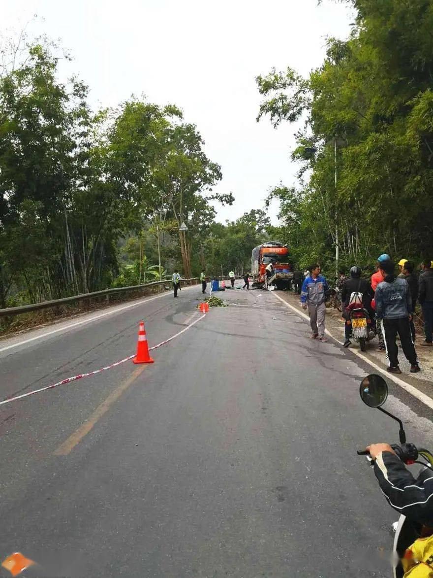 龙门至马兰路段发生一起严重车祸,皮卡车被撞扁!_事故