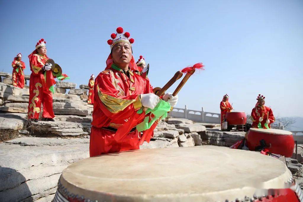 威风锣鼓队员犹如天兵神将降临,傲视群雄,铿锵豪迈的威风锣鼓响彻云霄