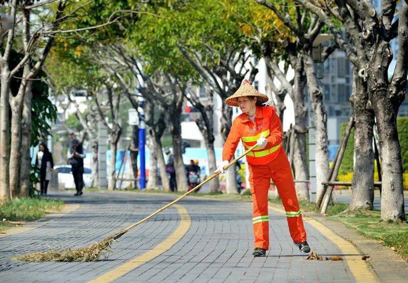 酉时从暮色降临到万家灯火环卫工人依然坚守岗位扫地的"唰唰"声淹没在