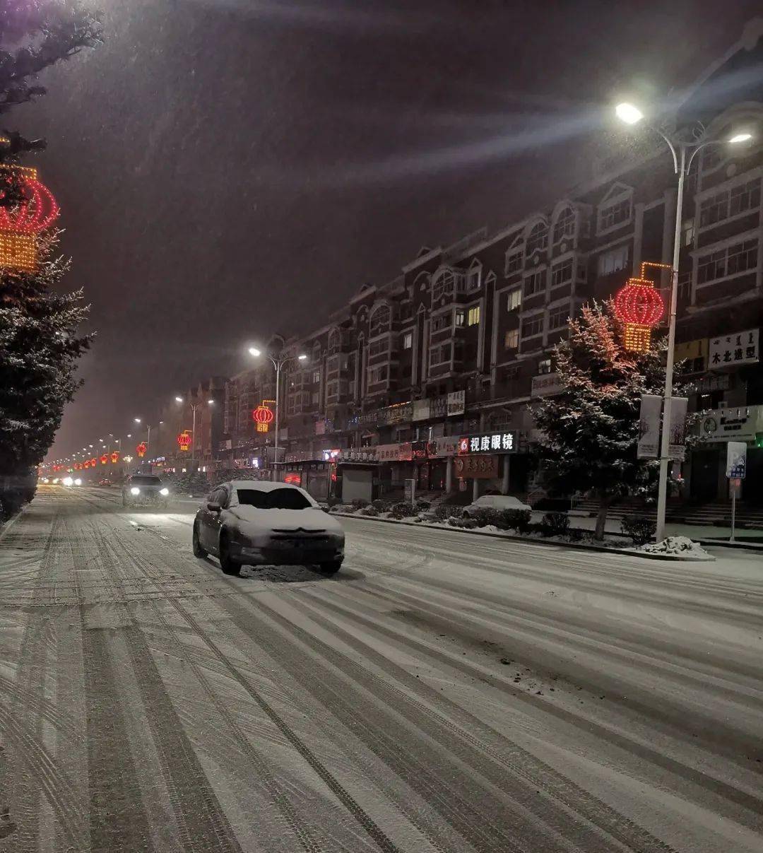 呼伦贝尔市境内大范围降雪,导致路面出现结冰现象_阿荣旗