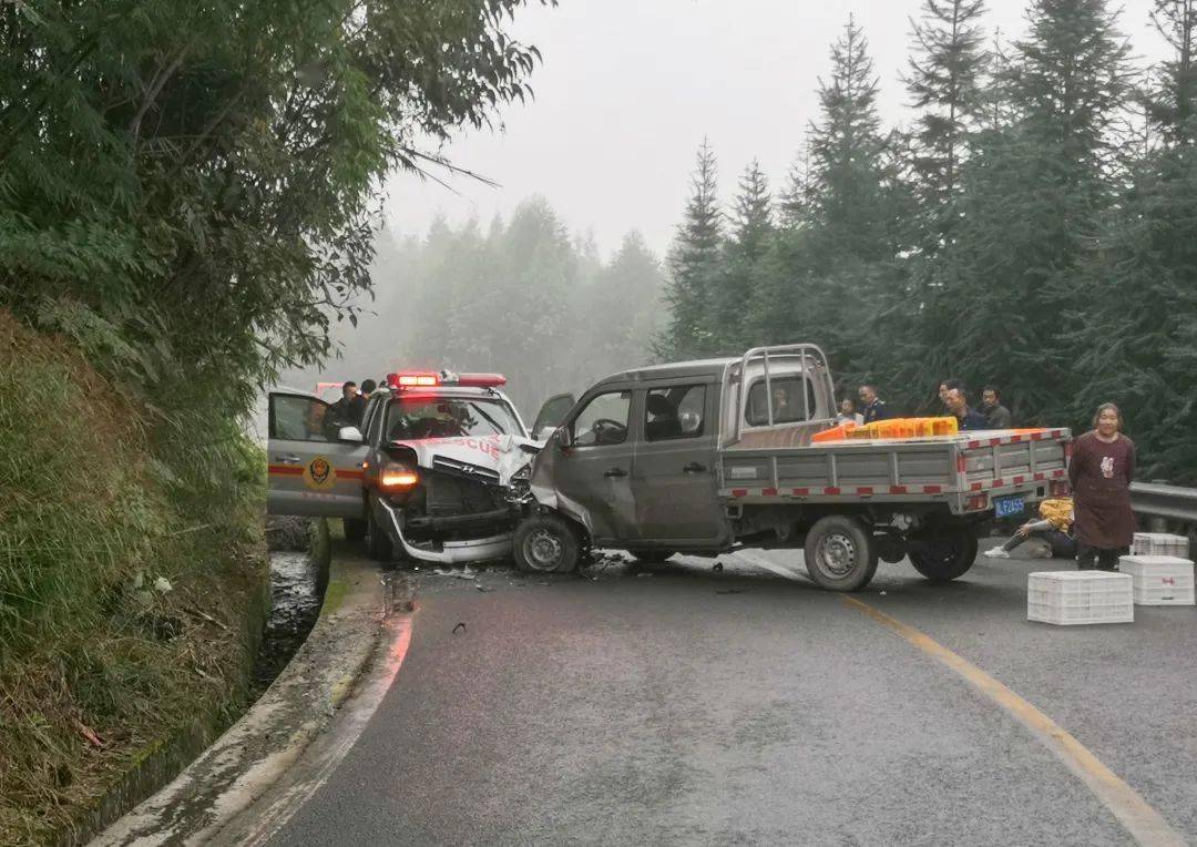 乐山这里发生一起严重车祸!现场让人揪心.