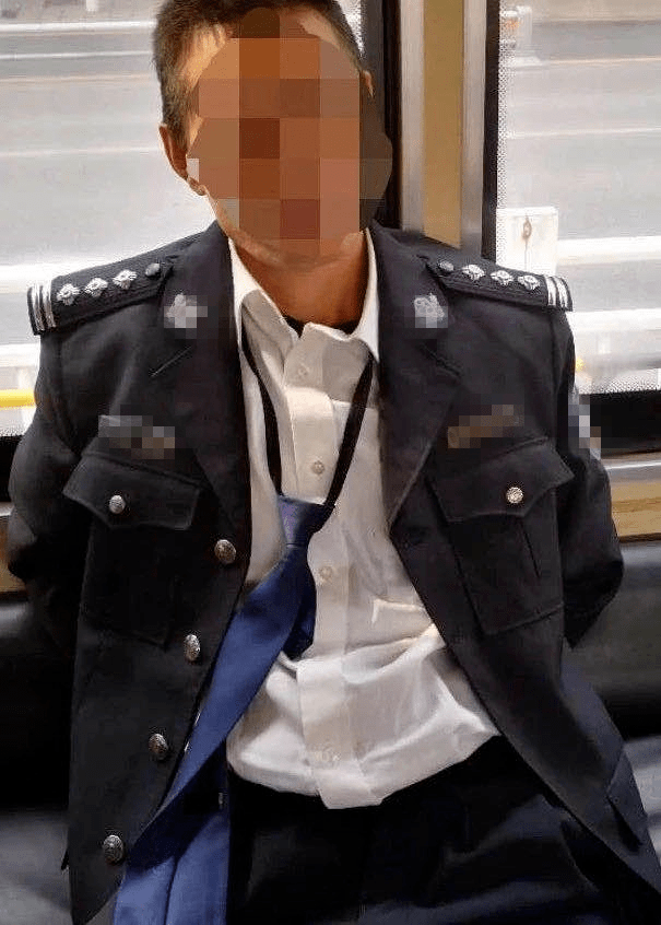 中心广场一男警察见到警花拔腿就跑知道真相后笑喷了