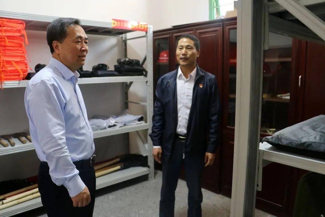 省政府秘书长黄新銮到我乡调研指导