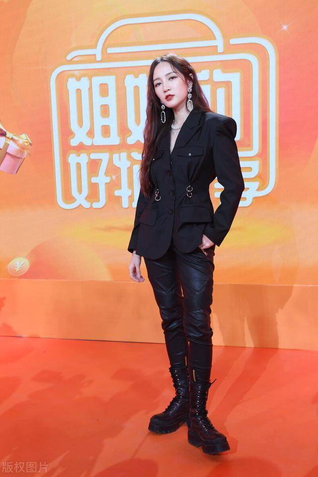 孟佳收腰西装搭皮裤气场全开,双腿纤细尽显好身材