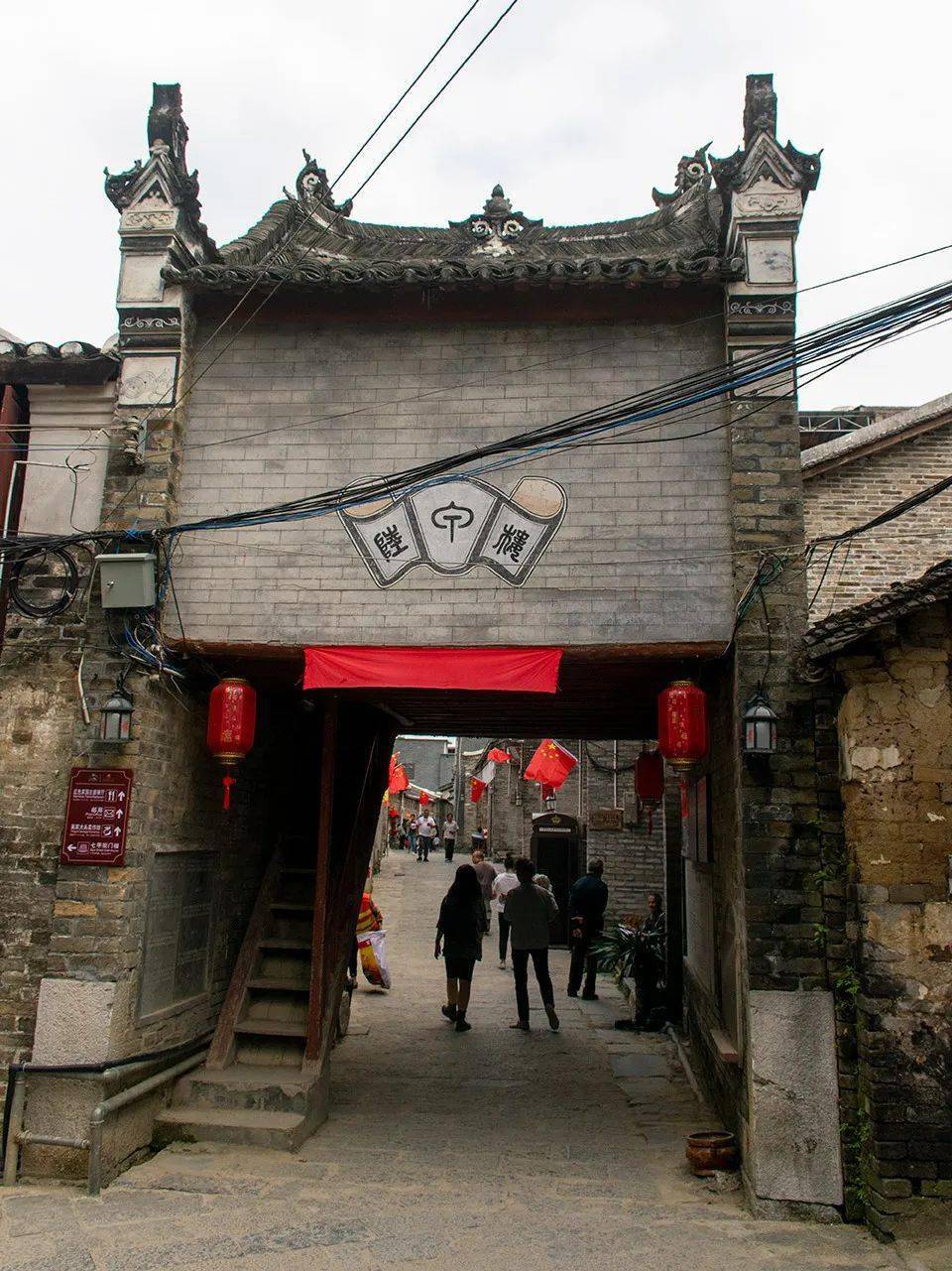 英家起义 古镇里许多古迹都跟解放军有关,景区里扮演解放军的演员们