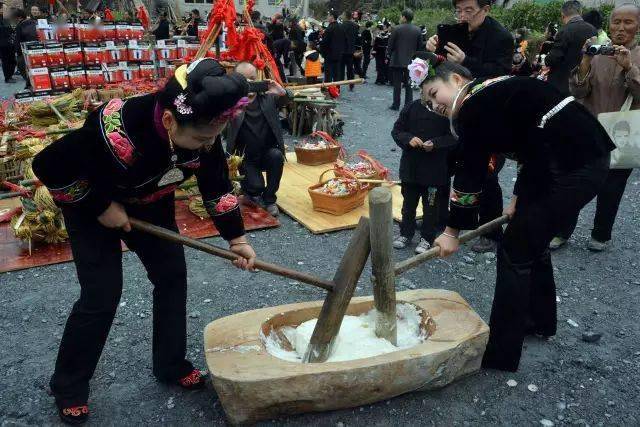 靓女教你打糍粑