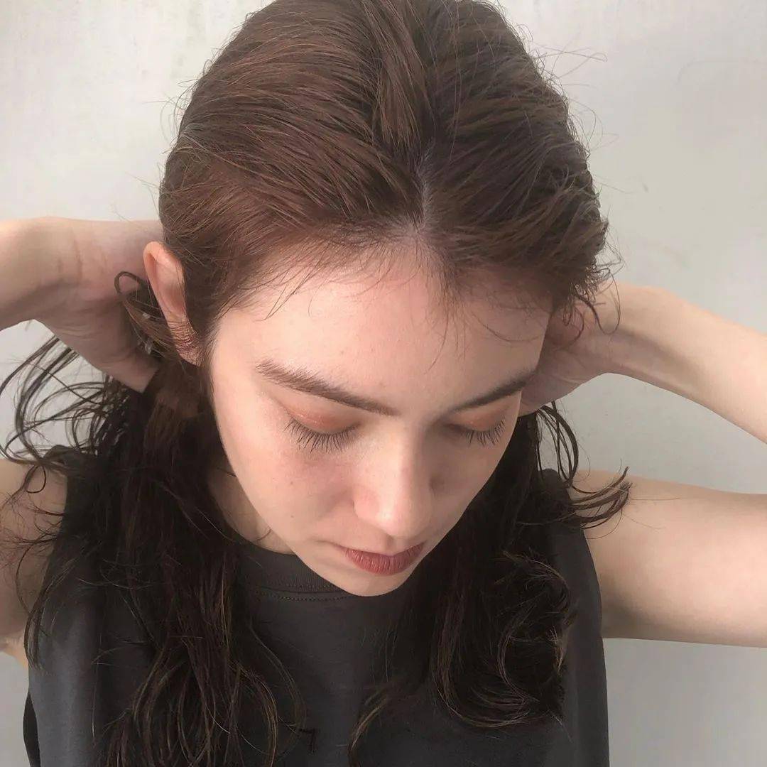 涂谁|足以让你时髦整个秋冬的棕色唇，谁涂谁好看