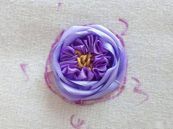 教程|丝带绣 | 奥斯汀玫瑰的绣法教程！（附:13种丝带、7种入门针法详细教程）