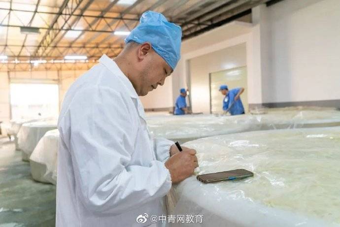 螺蛳|年薪50万！“螺蛳粉闻臭师”日闻酸笋300吨