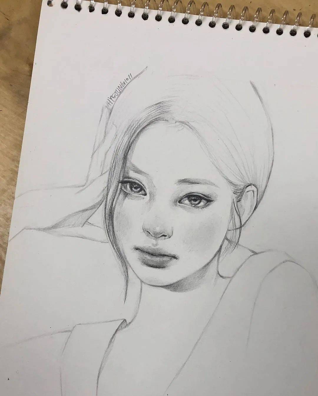 好撩人韩国美女画笔下的素描lisa朴彩英在她笔下画活了