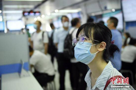 张桂梅|张桂梅校长反对全职太太的风波中，到底谁有错？