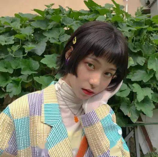 复古短发女生头像:不努力的话,天赋是会被收走的.