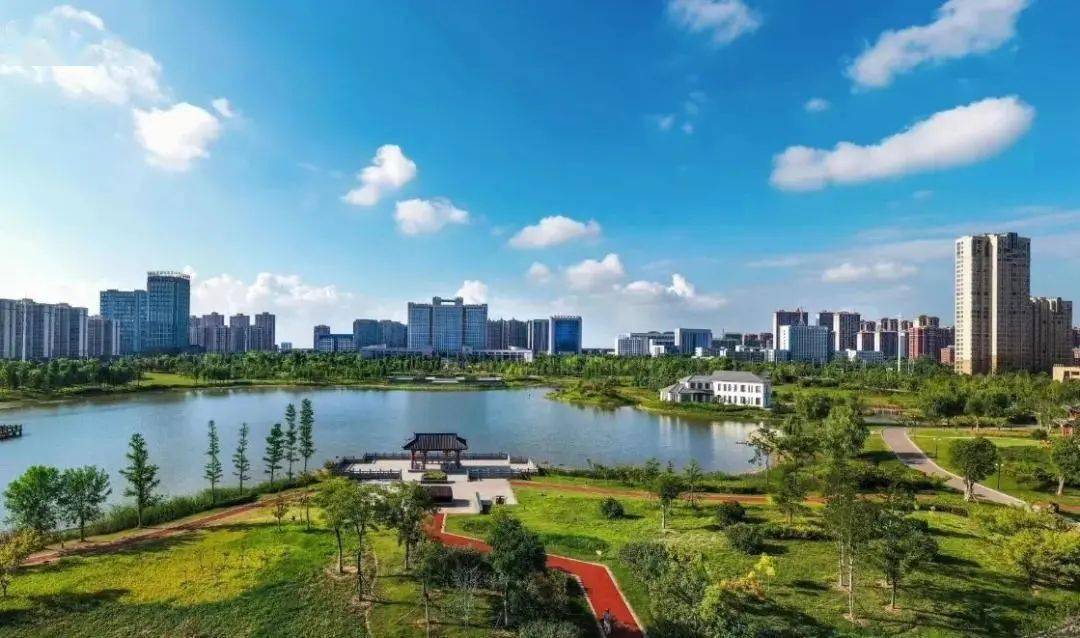嘉山公园位于明光市东城区核心区域,市政府办公大楼南侧,明光市中医院
