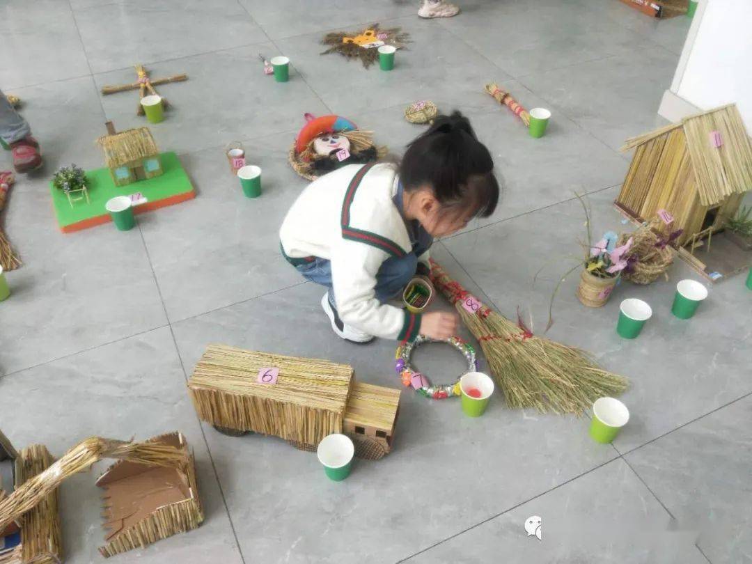 这么不起眼的稻草经过你们的巧手居然能变出这么美的作品! 看!