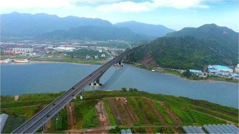 以及双向四车道标准;项目主要包括东导渠大桥,大岗山隧道,灵江特大桥