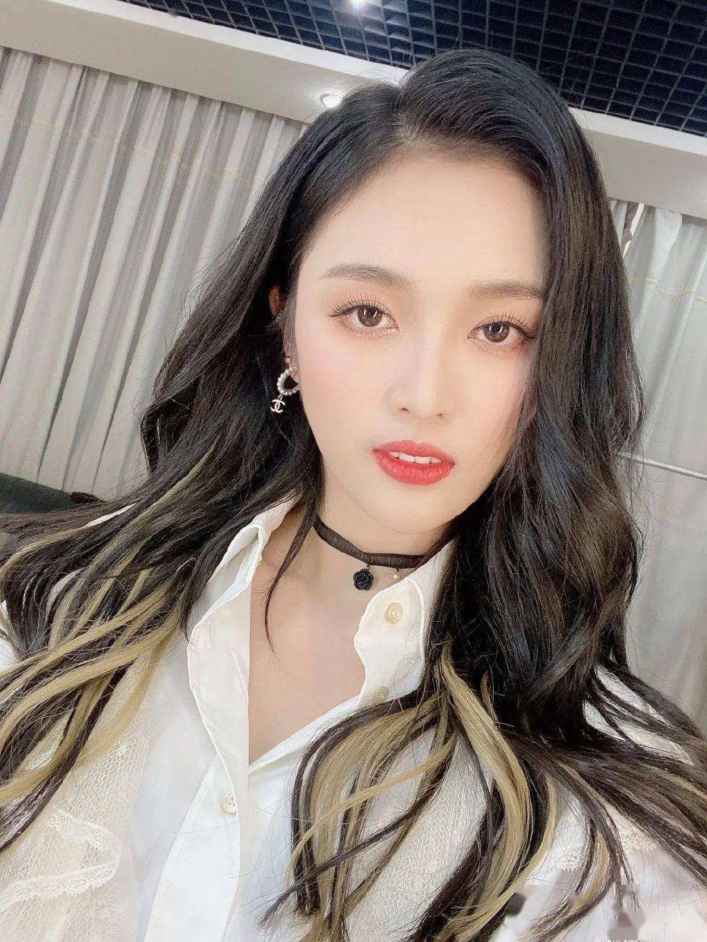 宋茜|甜美女孩如何转型酷A辣妹？宋茜吴宣仪教你一个小动作！